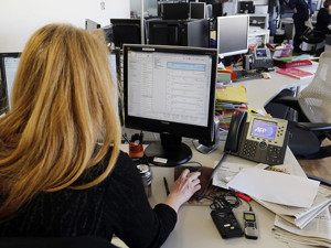 Elle s'effondre et meurt au travail, ses collègues continuent de travailler, impassibles