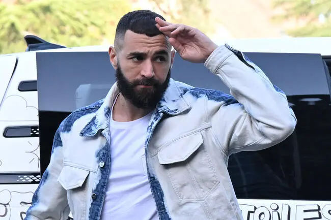 Karim Benzema quitte définitivement le Real Madrid. Le stade Santiago Bernabeu a rendu un vibrant hommage à son emblématique numéro 9.