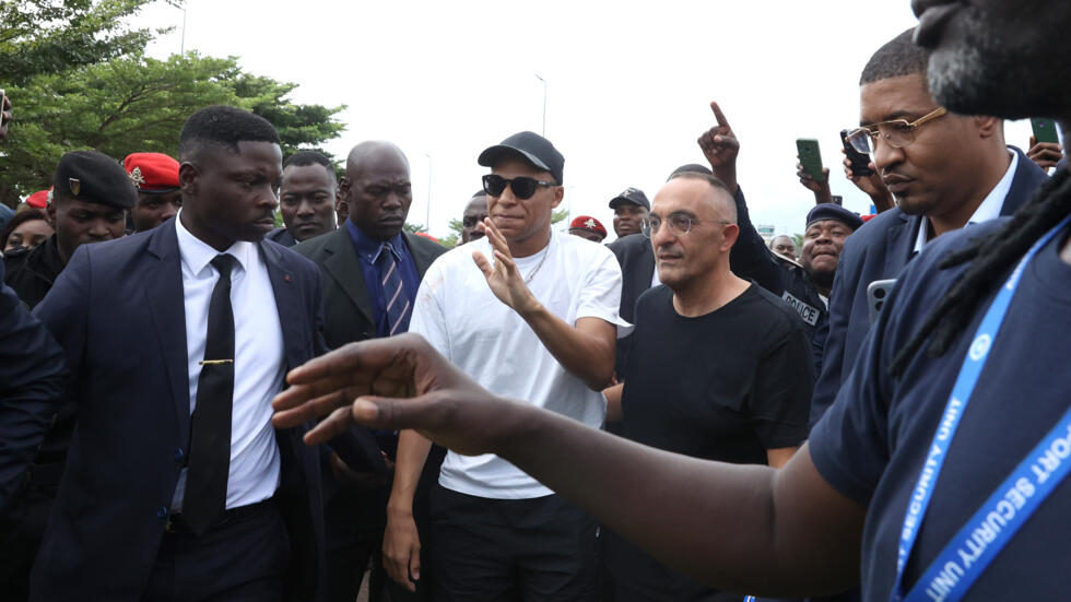 Mbappé, reçu en héro au Cameroun