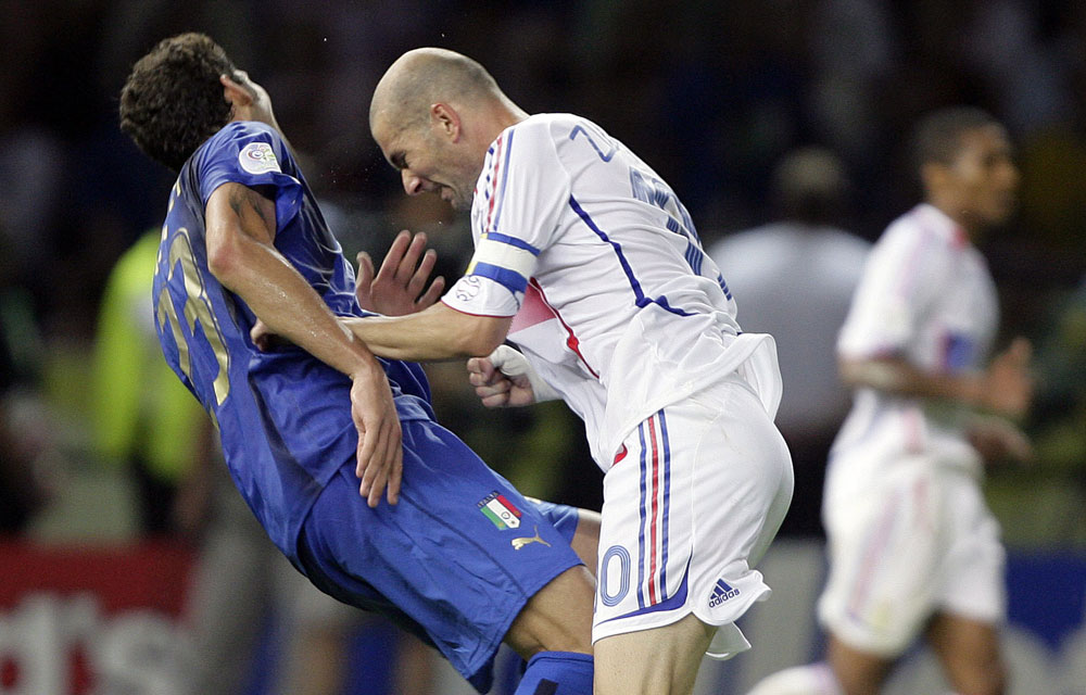 Il y a 17 ans: Zinedine Zidane mettait à terre Marco Materazzi d’un terrible coup de boule en finale de la Coupe du monde 2006, en Allemagne. Découvrez cela en vidéo.