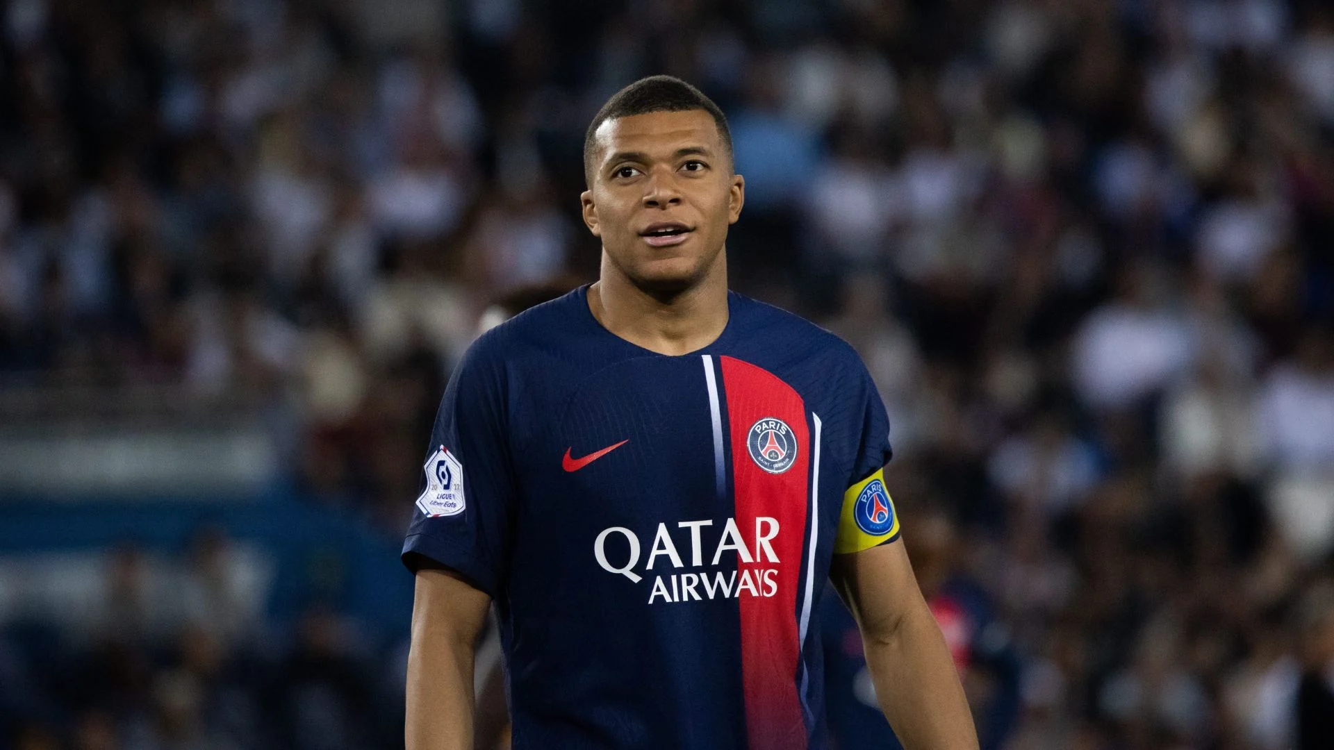 Le retrait du portrait de Mbappé au Parc des Princes : Un indice de son départ imminent du PSG ?