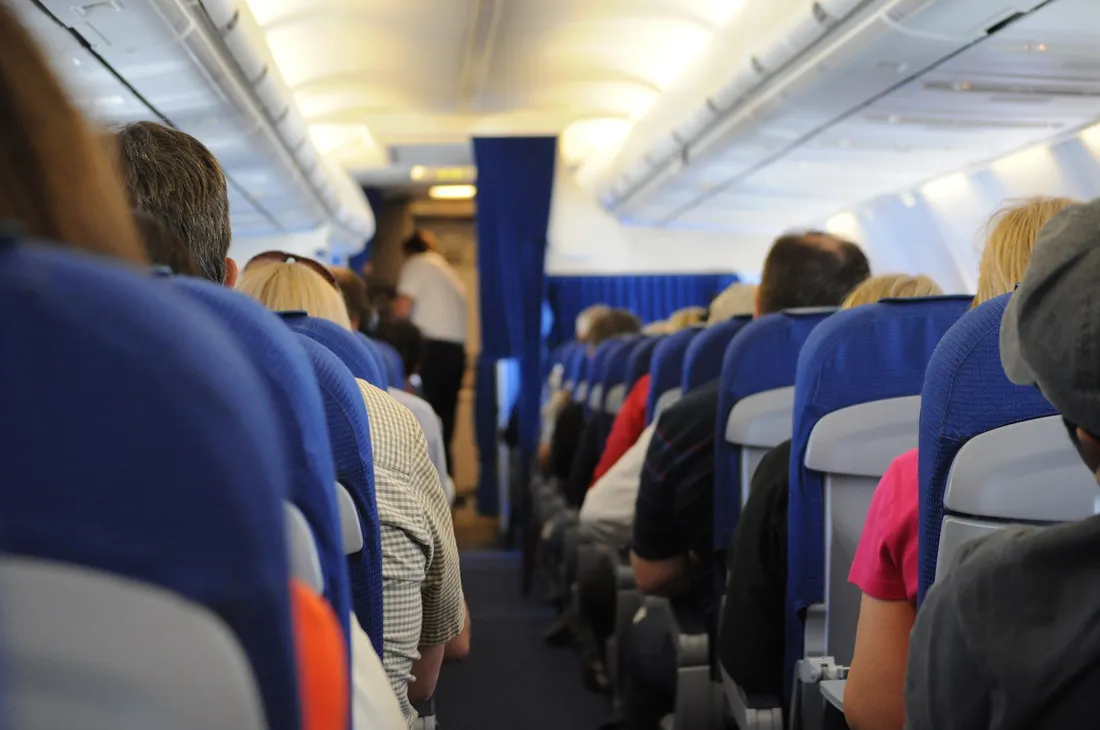 Conflit dans un avion : La passagère qui refuse de céder son siège devient une héroïne acclamée sur TikTok