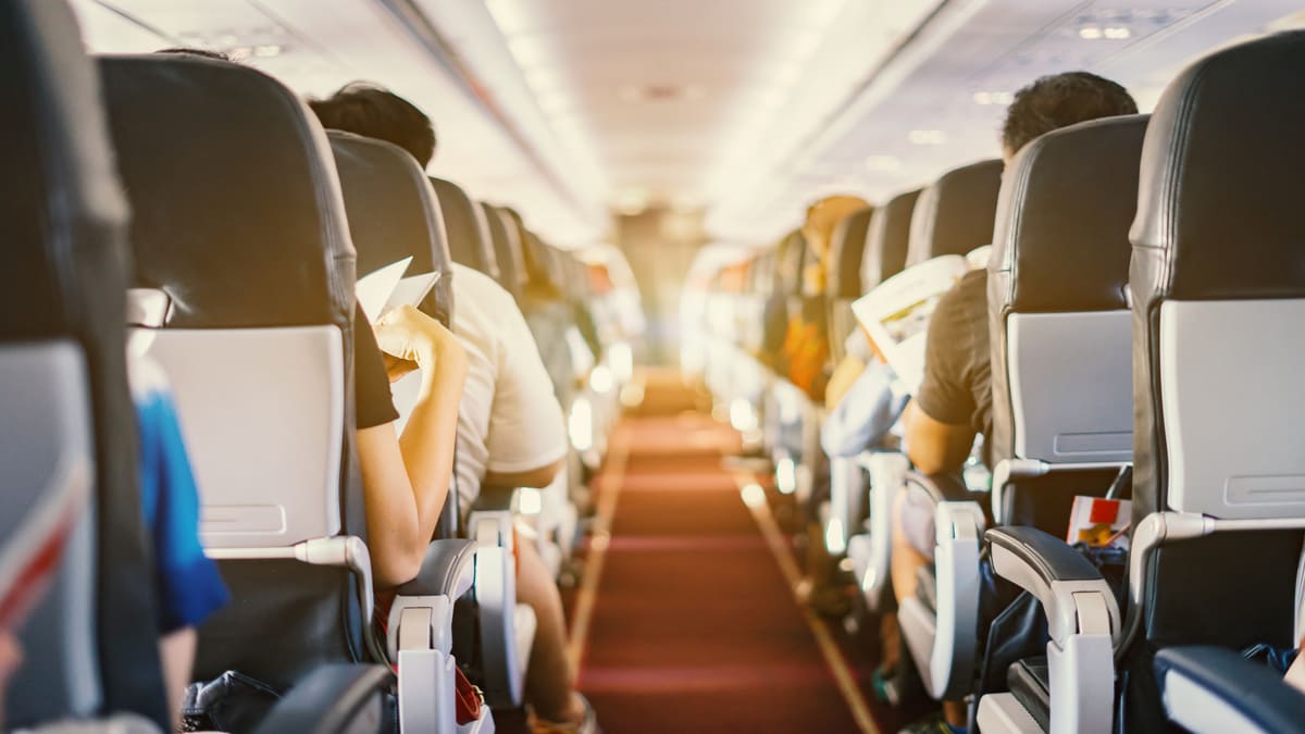 Incident inédit à bord : Une passagère menace d’uriner dans l’allée d’un avion, provoquant l’indignation