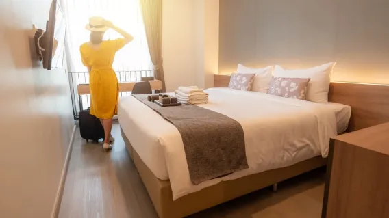 Sécurité en hôtel : Les conseils d’une hôtesse de l’air – pourquoi lancer une bouteille d’eau sous le lit est essentiel ?