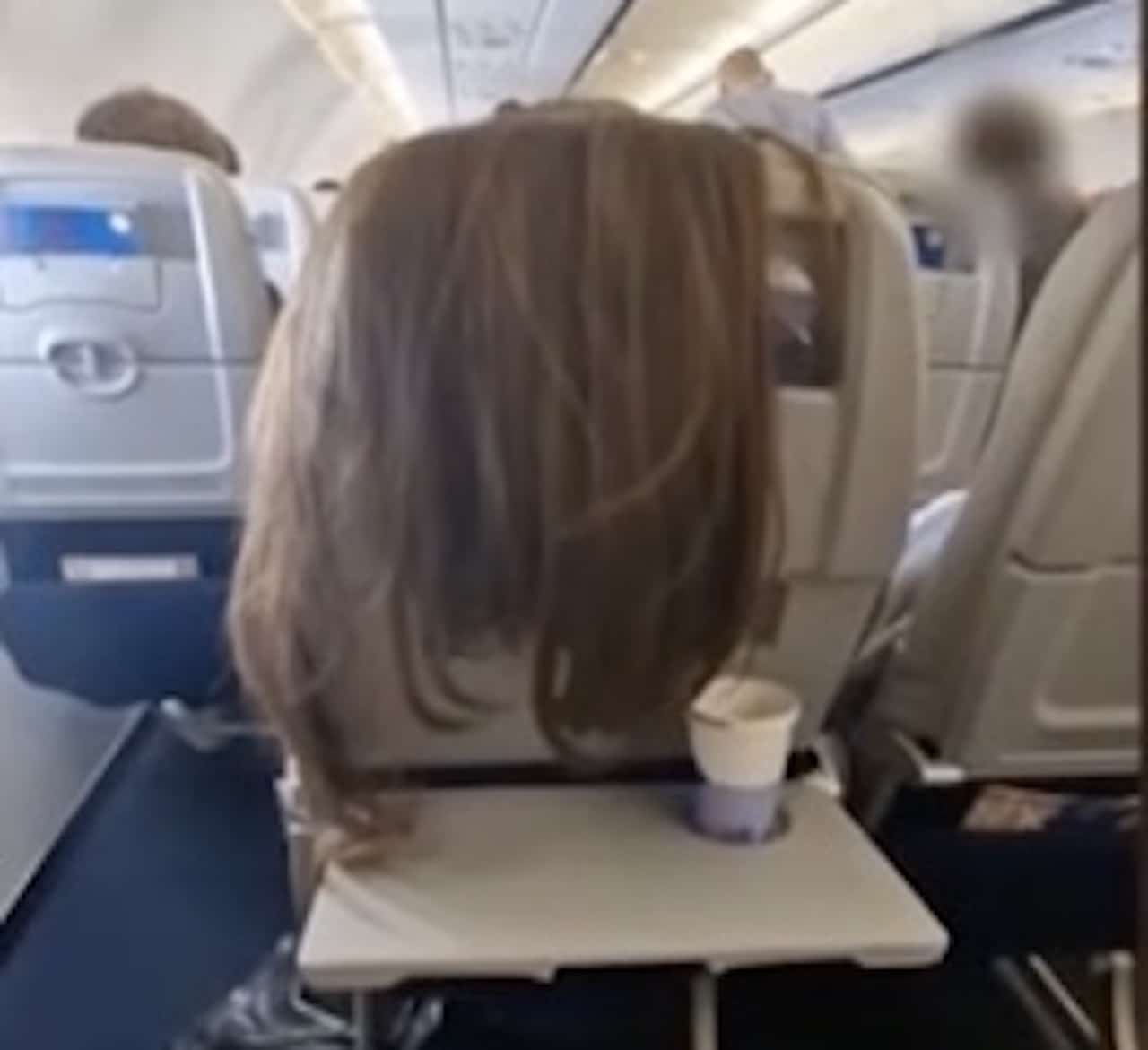 Insolite en vol : Une passagère utilise les cheveux de sa voisine comme support de tablette !