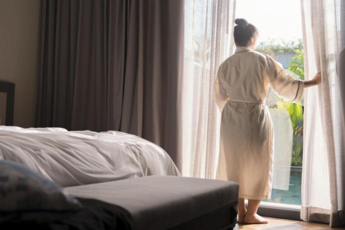 Attention voyageurs : L’erreur à ne jamais faire à l’hôtel avec votre téléphone – Conseils cruciaux pour votre sécurité et vos finances !