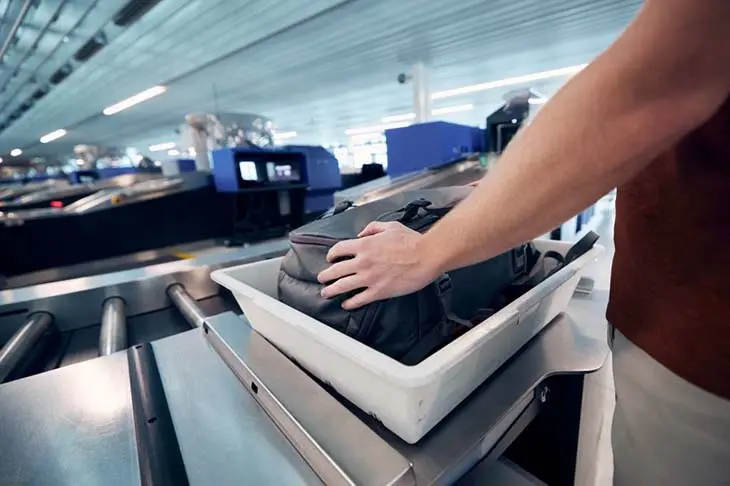 Conseils pour un passage rapide aux contrôles aéroportuaires : Retirez ces 5 articles de votre valise