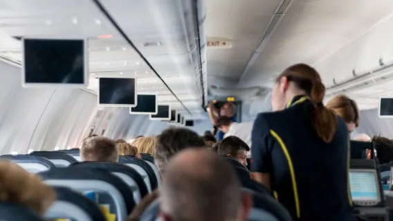 Les secrets d’une ex-hôtesse de l’air : Le plat idéal à commander et les conseils inattendus pour un vol parfait!