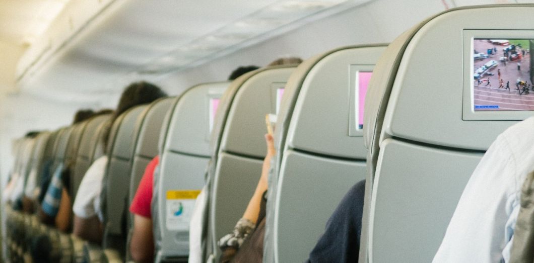Secrets des agents de bord : 5 Comportements à éviter absolument en avion !