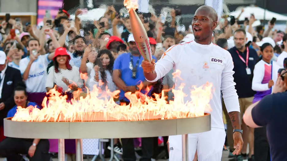 Drogba, ému et honoré, illumine Marseille avec la flamme olympique : un moment historique dans la cité phocéenne